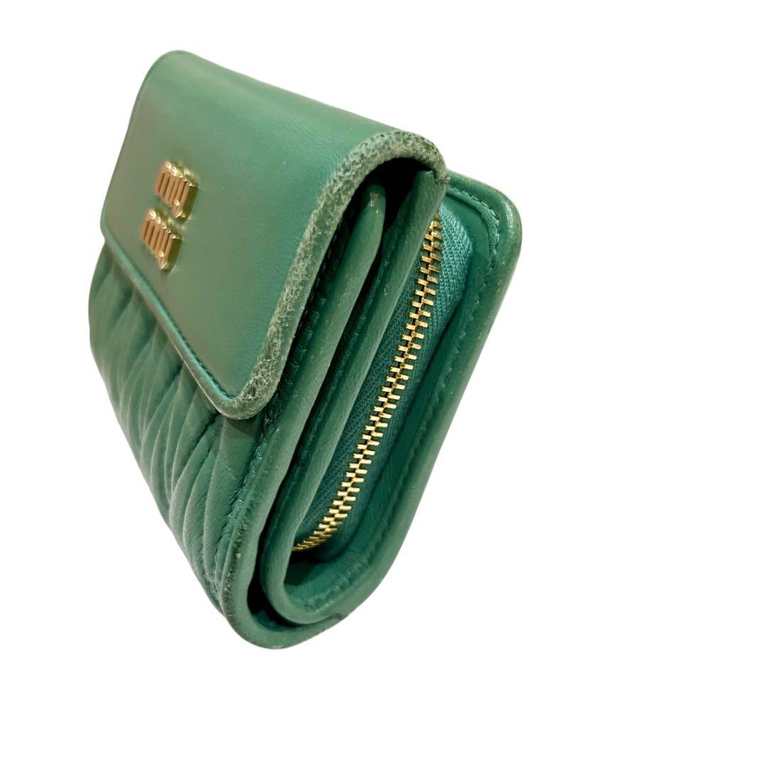 人気　ミュウミュウ 折り財布 マテラッセ レザーグリーン　ウォレット
