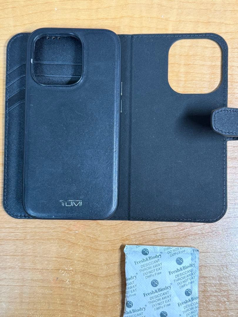 TUMI 手帳型スマホケース プレミアムレザー　iphone14pro