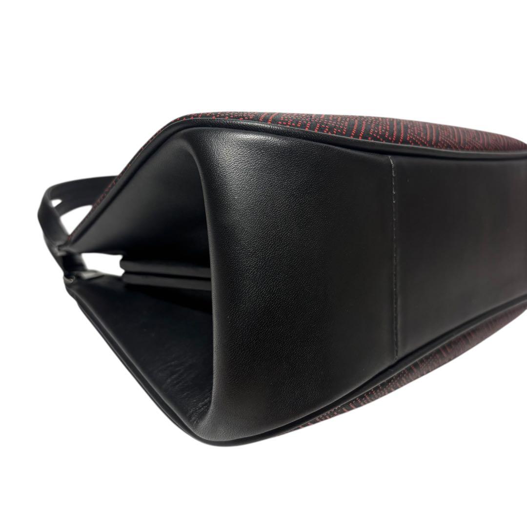 印傳屋　ハンドバッグ　鹿革　レザー　がま口　黒地/赤漆　紗綾形模様　甲州伝統工芸