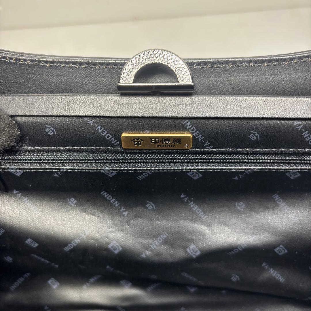 印傳屋　ハンドバッグ　鹿革　レザー　がま口　黒地/赤漆　紗綾形模様　甲州伝統工芸