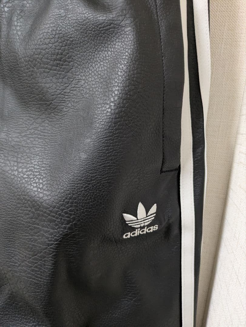 adidas 合皮ブラック ストライプ ジャージパンツ