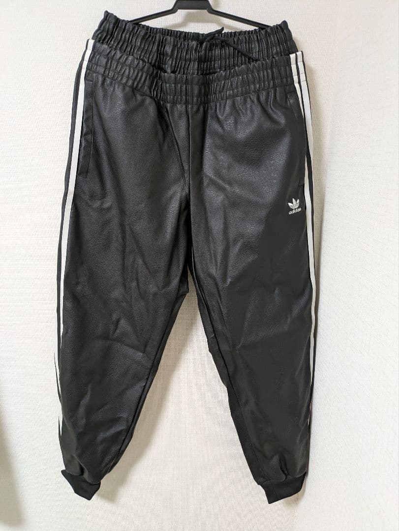 adidas 合皮ブラック ストライプ ジャージパンツ