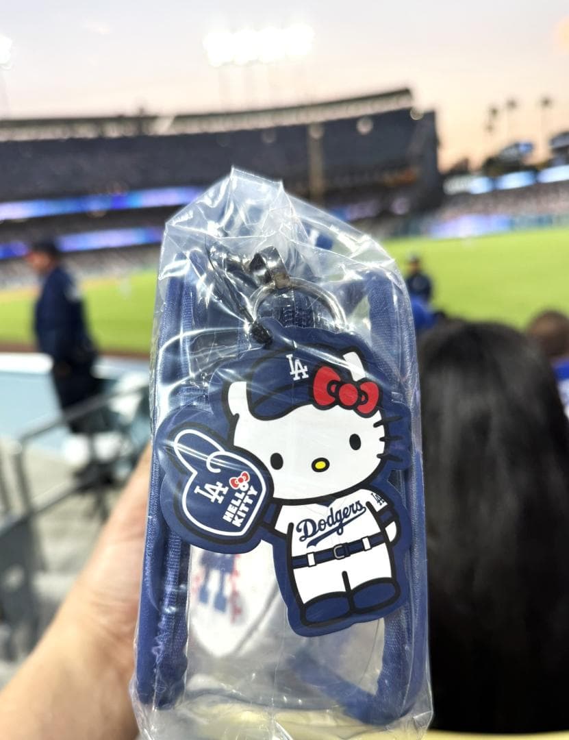 ドジャース × Hello Kitty クロスボディバッグ 8/5 限定 非売品