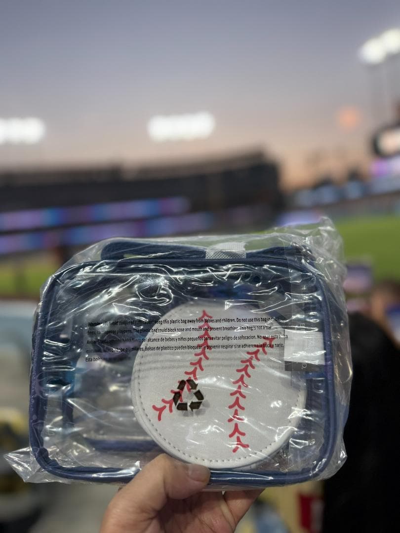 ドジャース × Hello Kitty クロスボディバッグ 8/5 限定 非売品