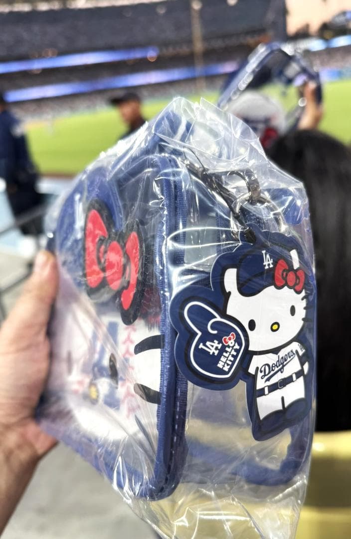 ドジャース × Hello Kitty クロスボディバッグ 8/5 限定 非売品