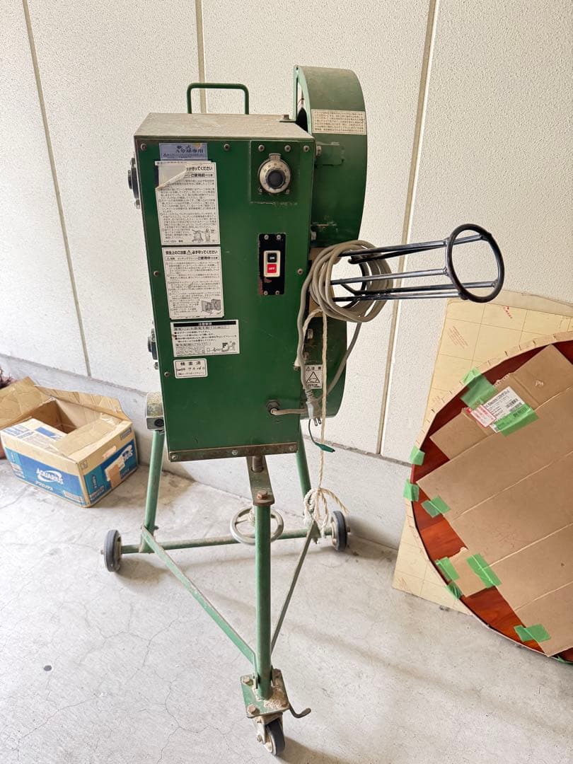 ピッチングマシン 緑色 ボール発射装置付き