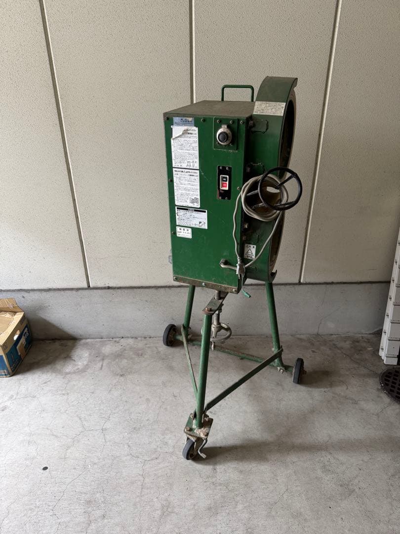 ピッチングマシン 緑色 ボール発射装置付き