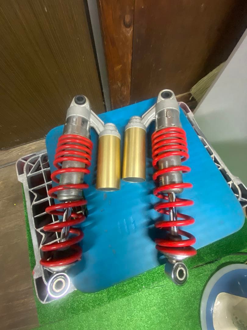 SHOWA サスペンション レッド