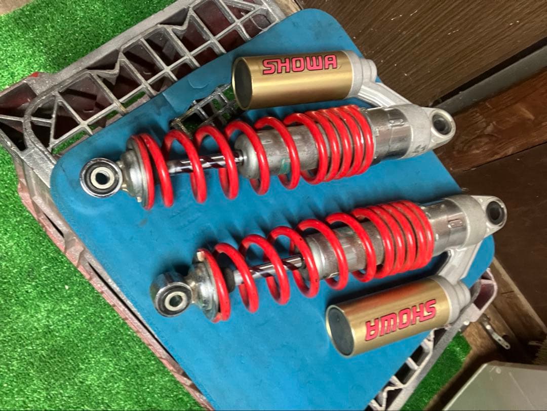 SHOWA サスペンション レッド