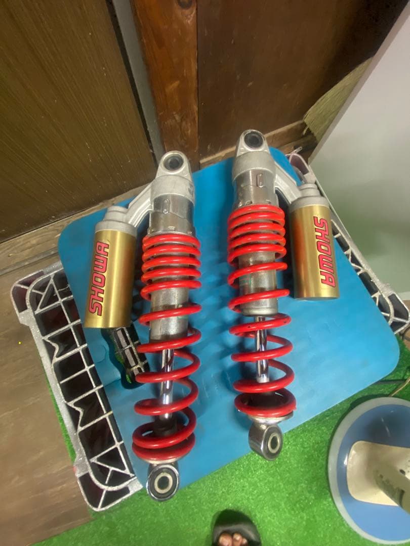 SHOWA サスペンション レッド