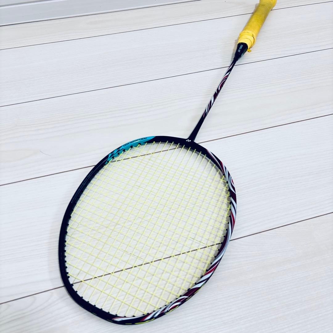 美品 アストロクス100zz 3U G5 クレナイ　astrox バドミントン