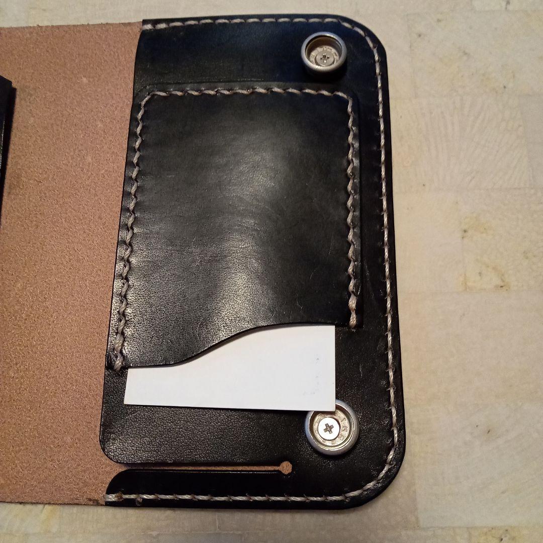 トラッカーウォレット黒レザー二つ折り財布 スタッズ付き