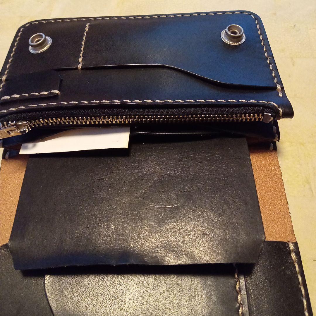 トラッカーウォレット黒レザー二つ折り財布 スタッズ付き