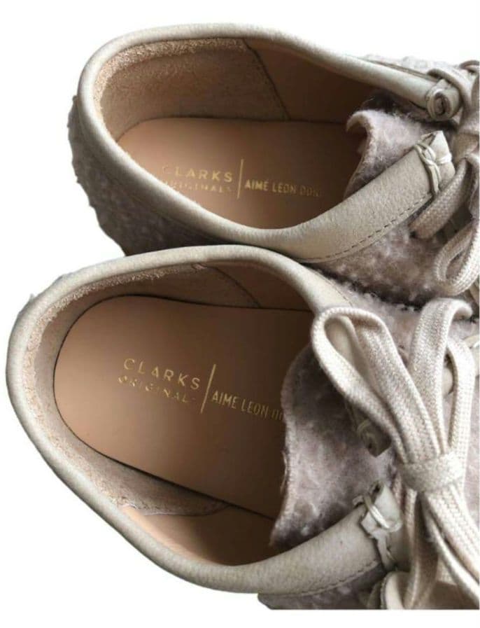 新品クラークスClarksワラビー26センチUK8エメレオンドレコラボ！