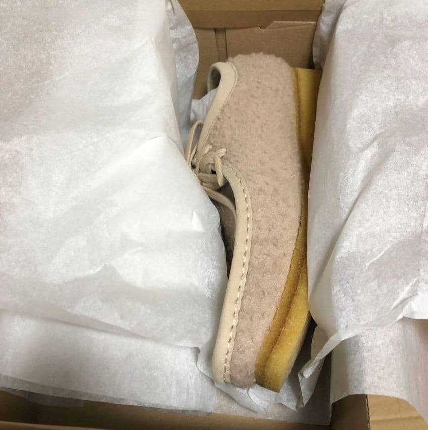 新品クラークスClarksワラビー26センチUK8エメレオンドレコラボ！