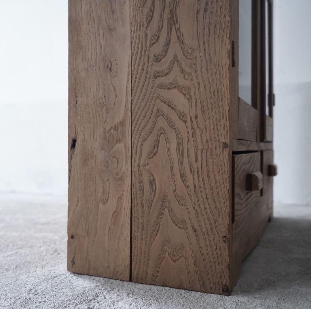 古い開き戸のキャビネット