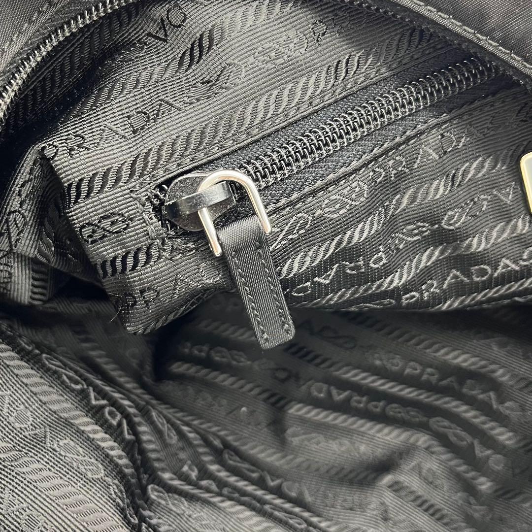 PRADA プラダ ナイロンショルダー 三角ロゴ 斜め掛け 多収納 軽量