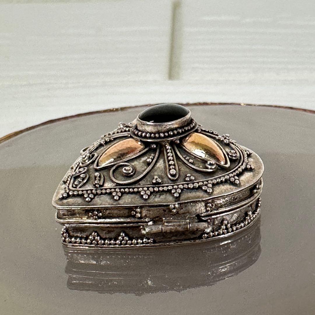 925 シルバー ハート型ロケットペンダント 黒石 ビンテージ デザイン 彫金