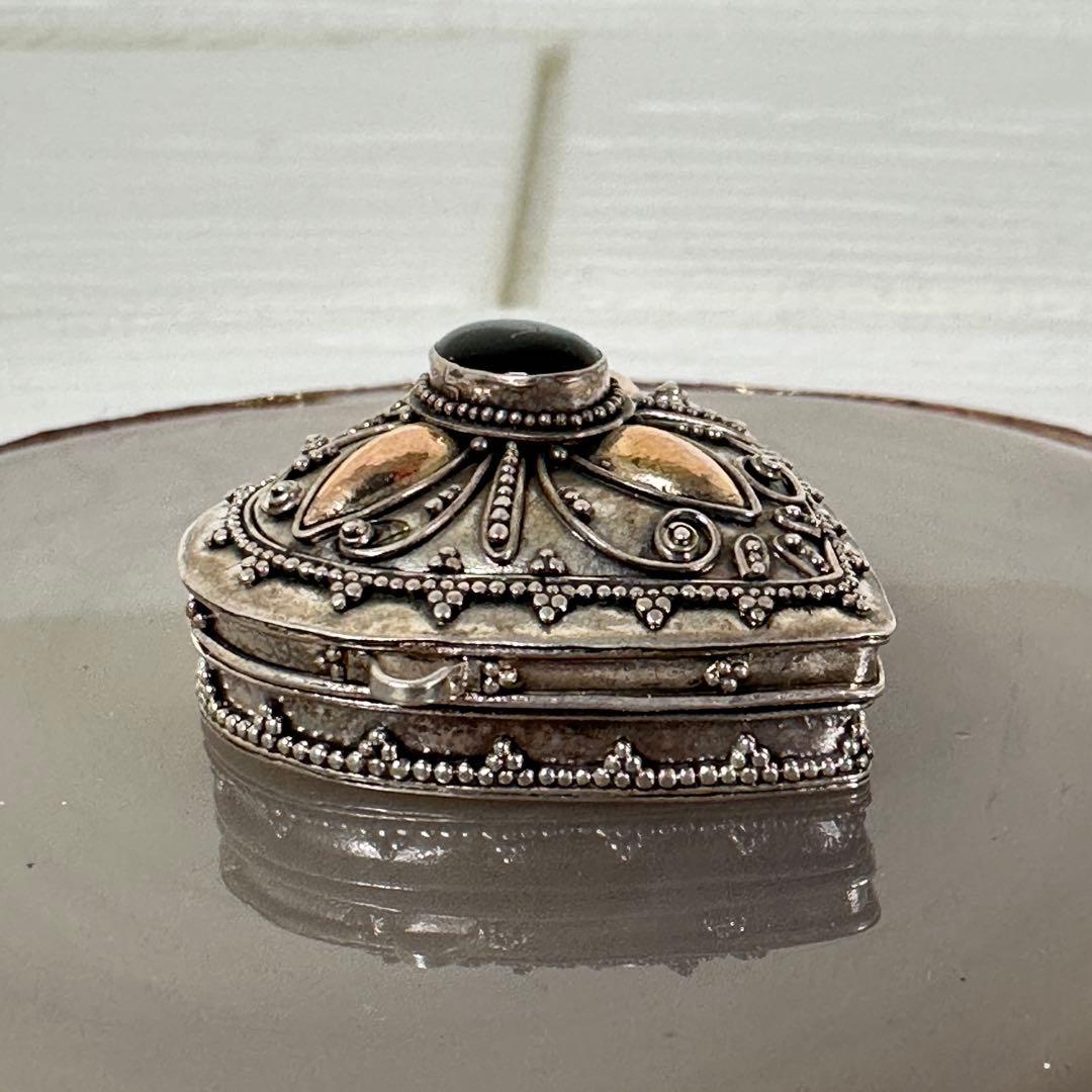 925 シルバー ハート型ロケットペンダント 黒石 ビンテージ デザイン 彫金