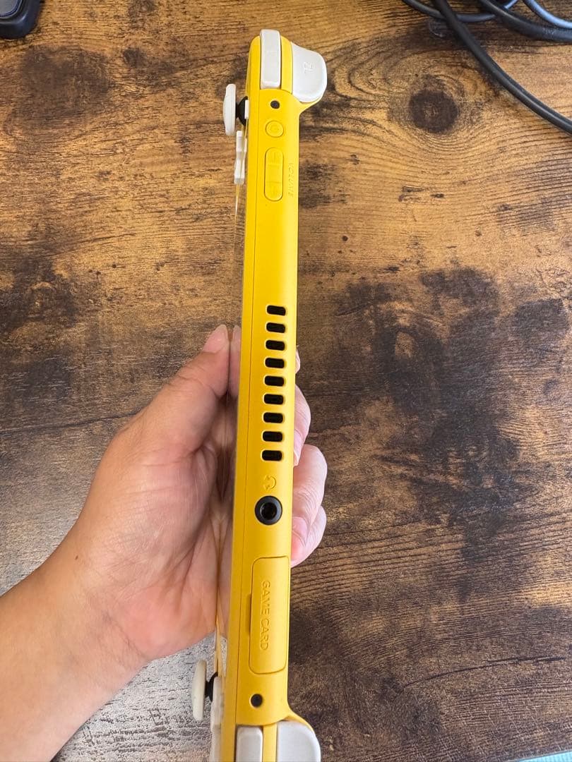 Nintendo Switch Lite イエロー 箱付きでの発送も可能