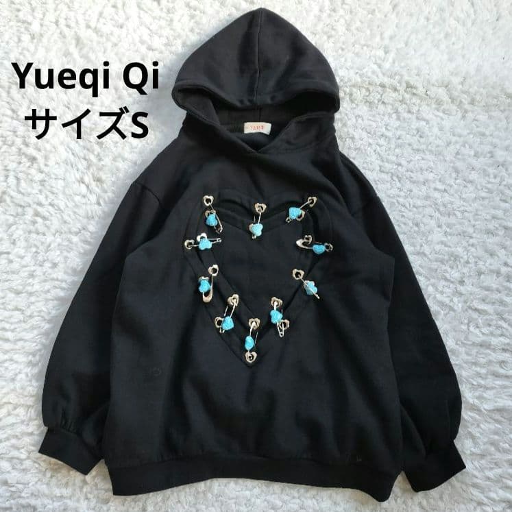 【完売品】ユェチ・チ Yueqi Qi ハートカットアウトフーディ パーカー