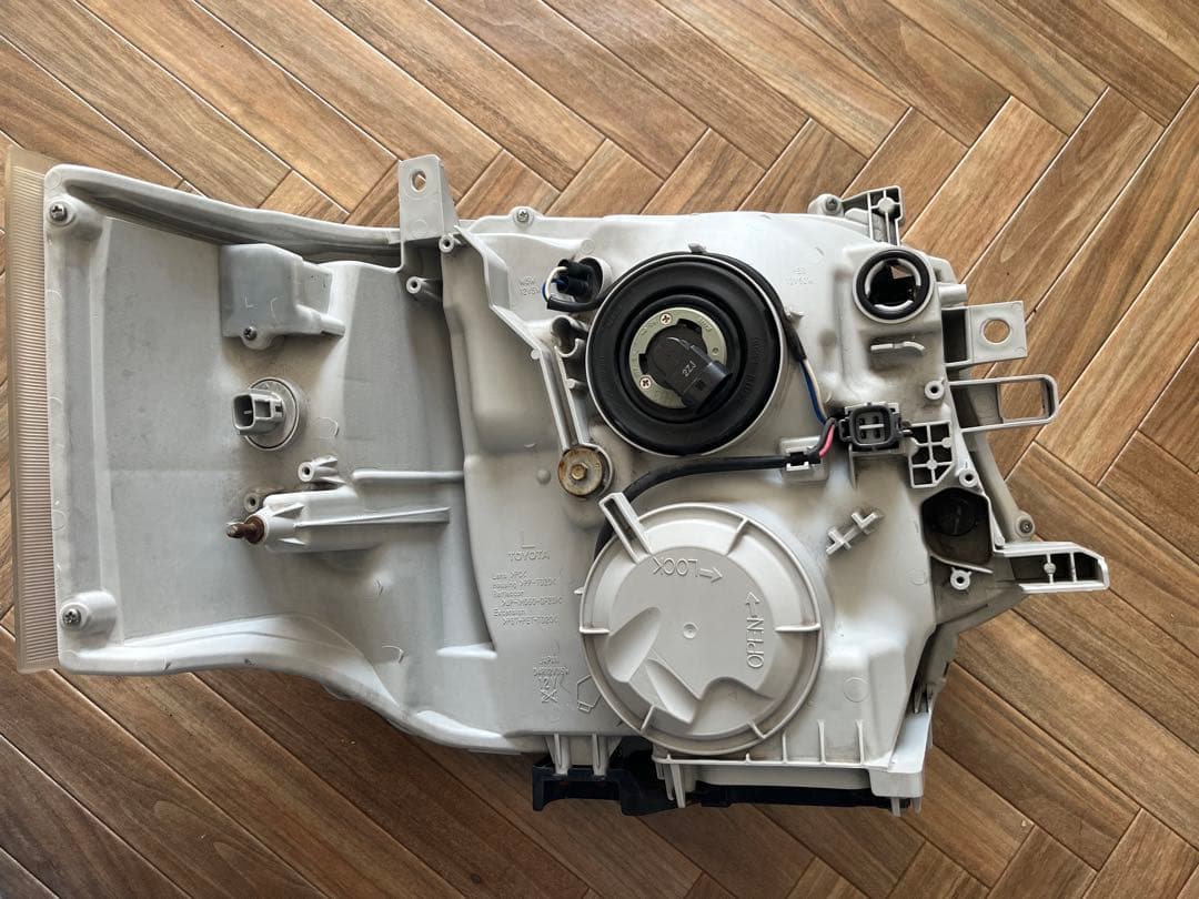 ハイエース3型後期　トヨタ純正　ヘッドライト 左右