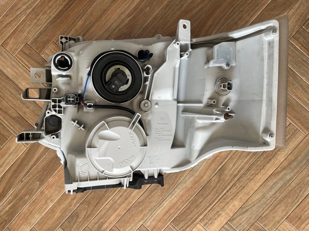 ハイエース3型後期　トヨタ純正　ヘッドライト 左右