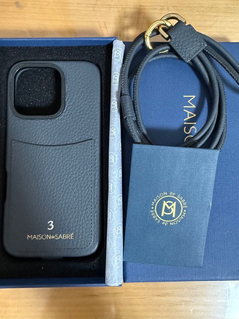 MAISONdeSABRÉ iPhone16プロ　ケース　ストラップあり