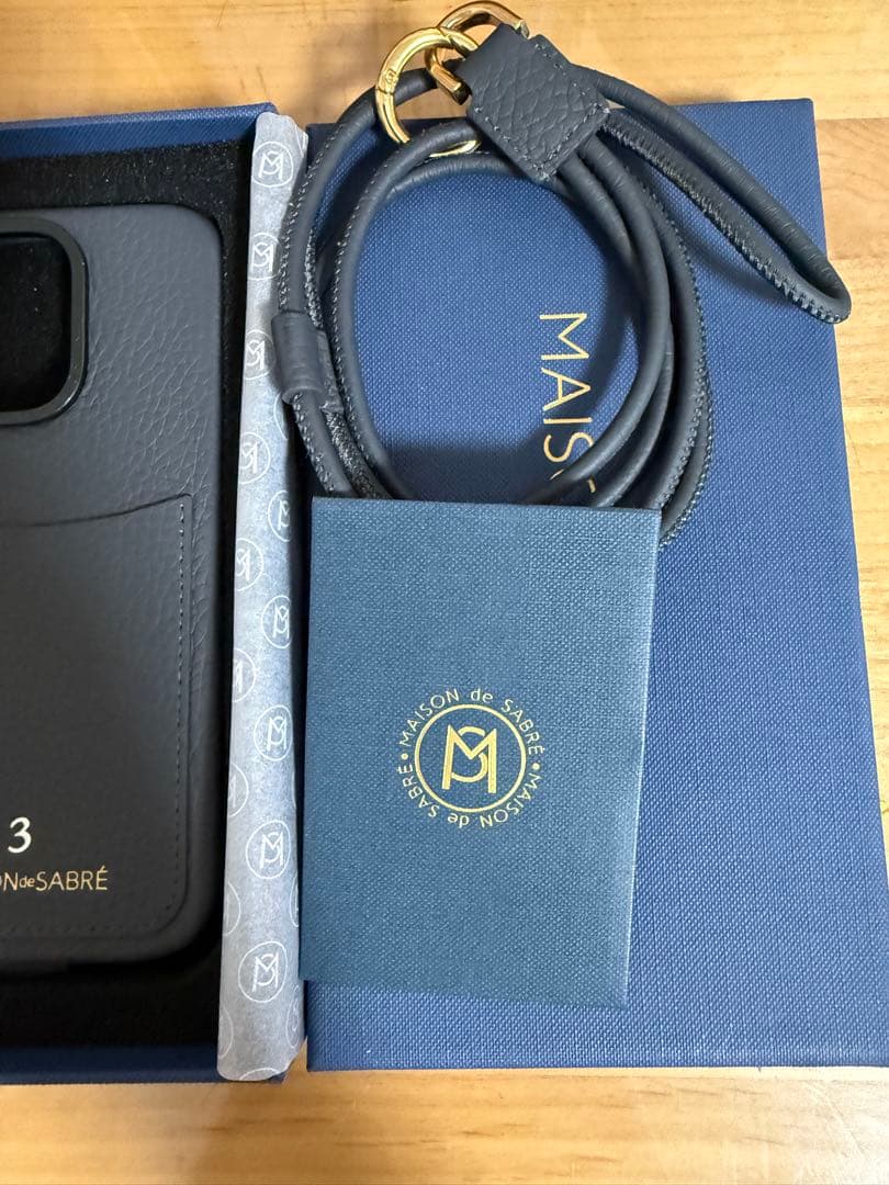 MAISONdeSABRÉ iPhone16プロ　ケース　ストラップあり