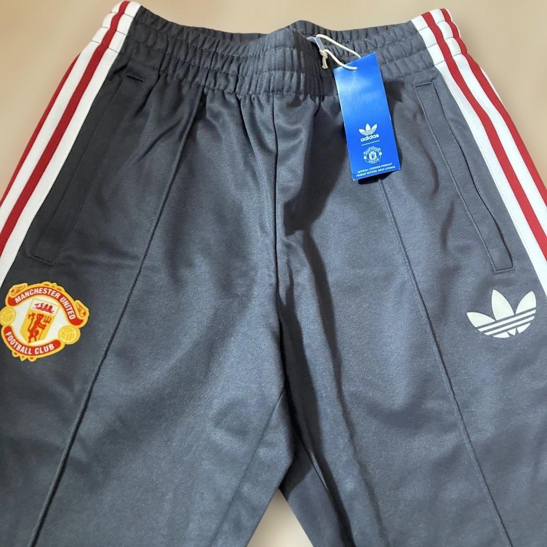 新品未使用タグ付き‼︎マンチェスター×adidasトラックパンツ　ジャージLサイズ