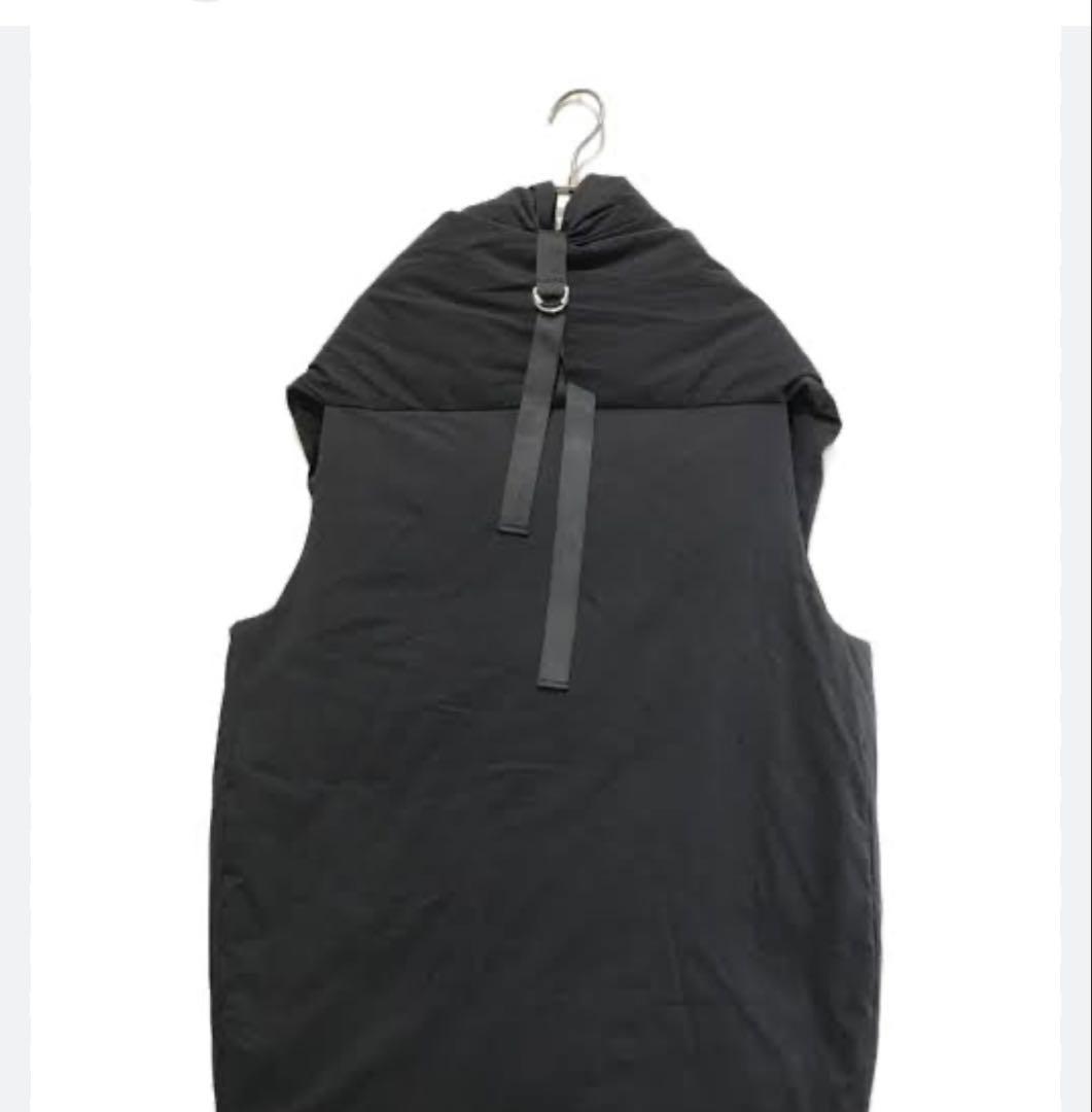 １月末までお値引き中。人気cyan tokyoブラックダウンベスト　ダウン80%