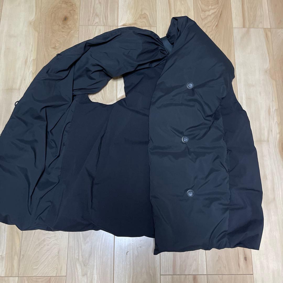 １月末までお値引き中。人気cyan tokyoブラックダウンベスト　ダウン80%