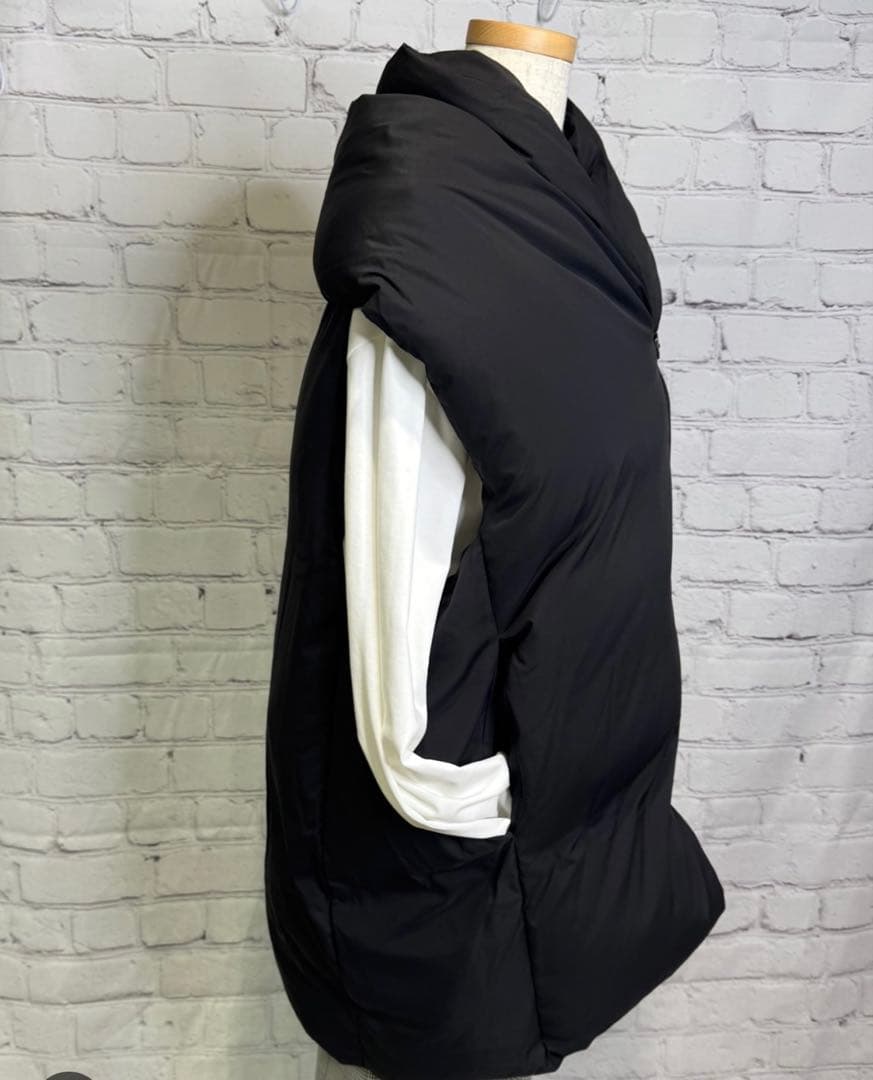 １月末までお値引き中。人気cyan tokyoブラックダウンベスト　ダウン80%