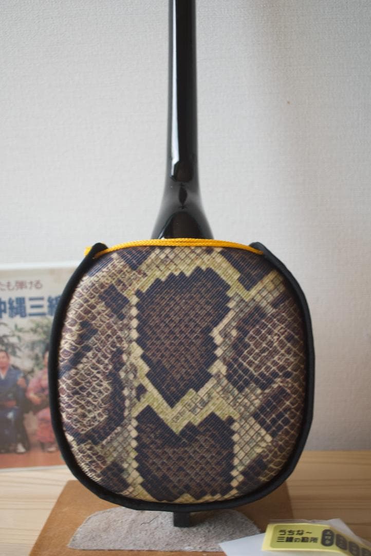 三線　沖縄　人工皮張り ハードケース付き　三味線　送料込み