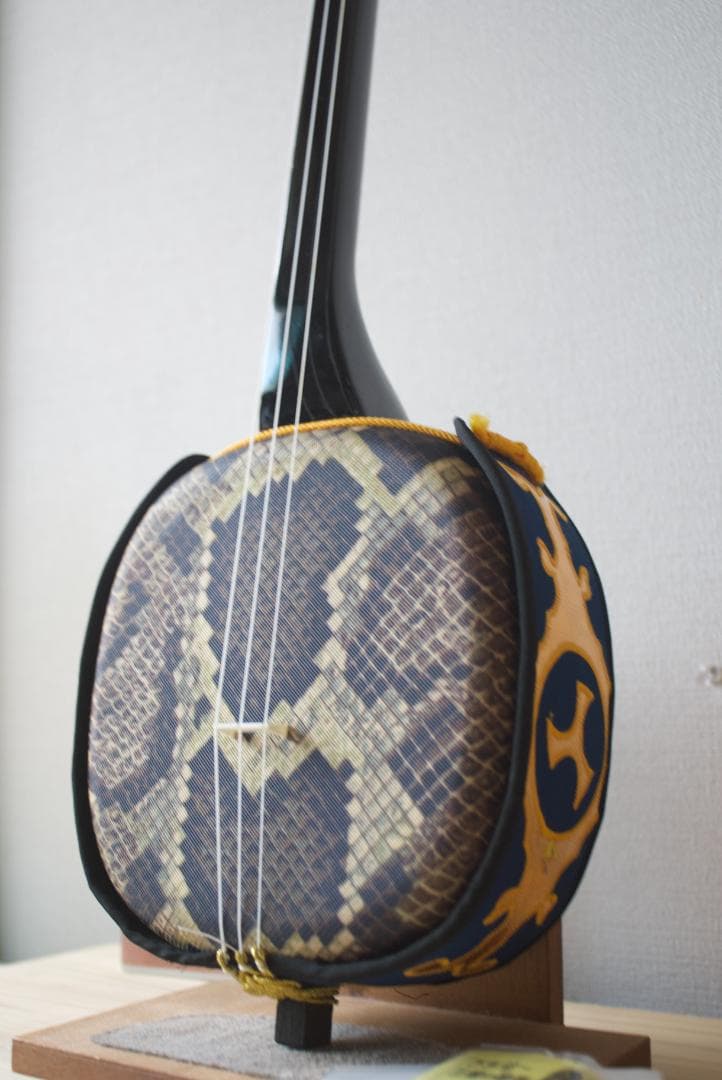 三線　沖縄　人工皮張り ハードケース付き　三味線　送料込み