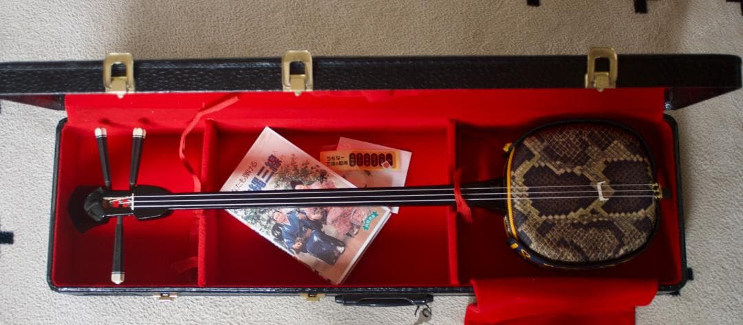 三線　沖縄　人工皮張り ハードケース付き　三味線　送料込み