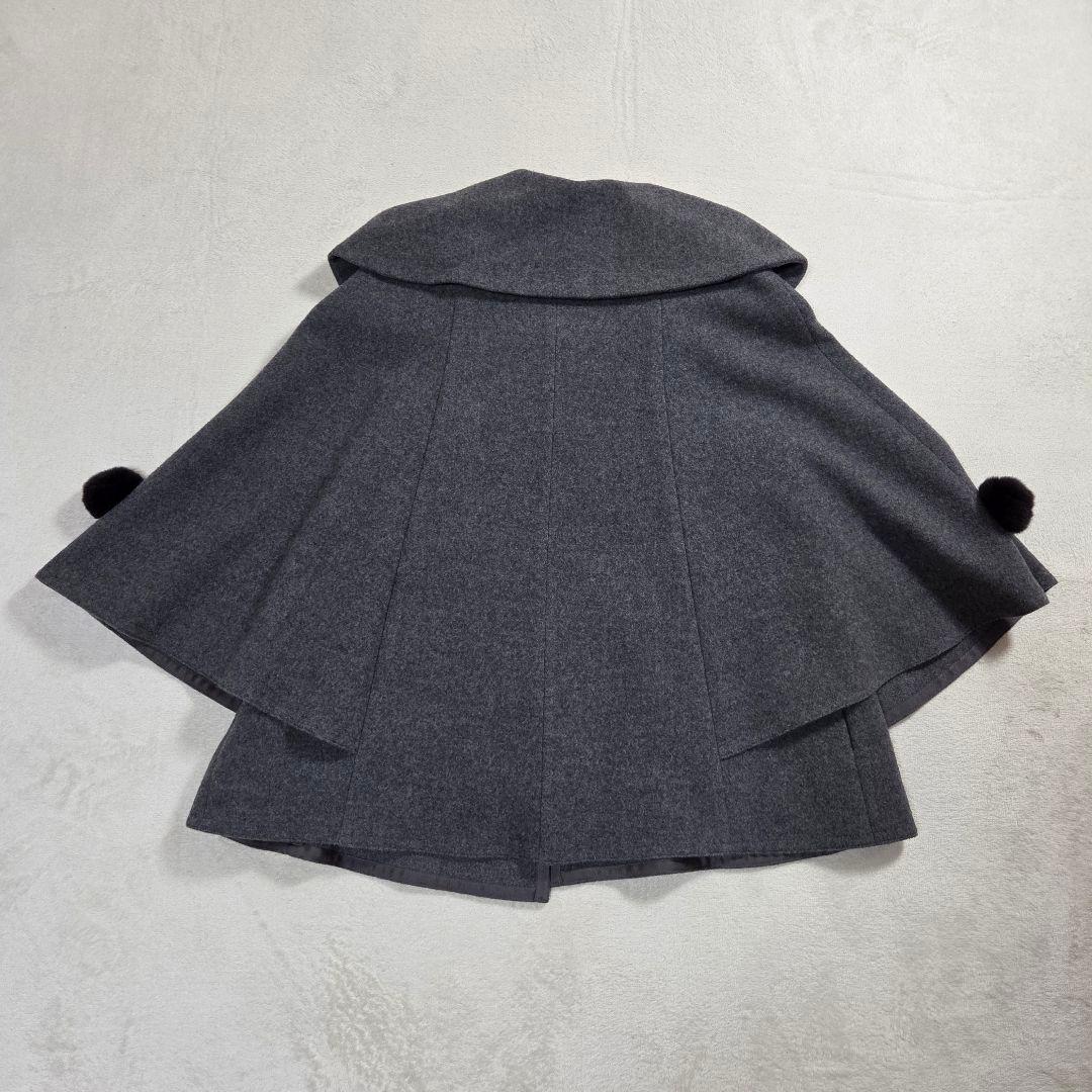 [美品]TO BE CHIC ウールポンチョコート ラビットファーポンポン