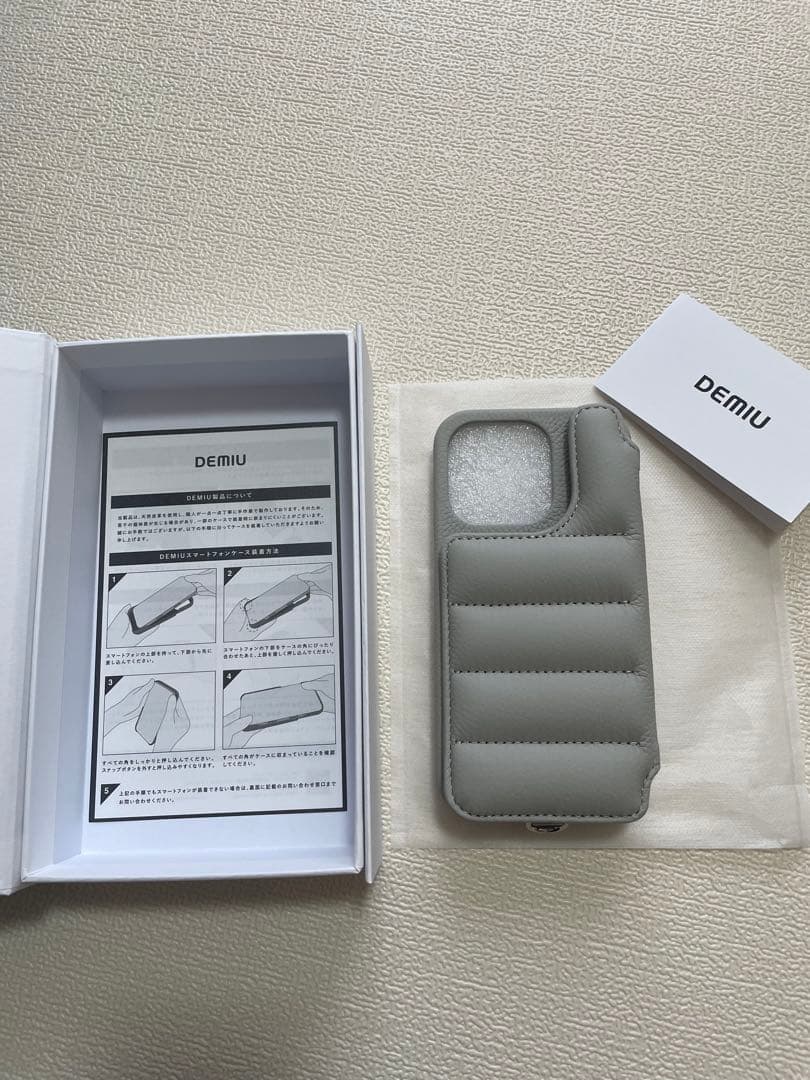 DEMIUデミュウ iPhone14Proアイフォン ケース パール？　グレー？