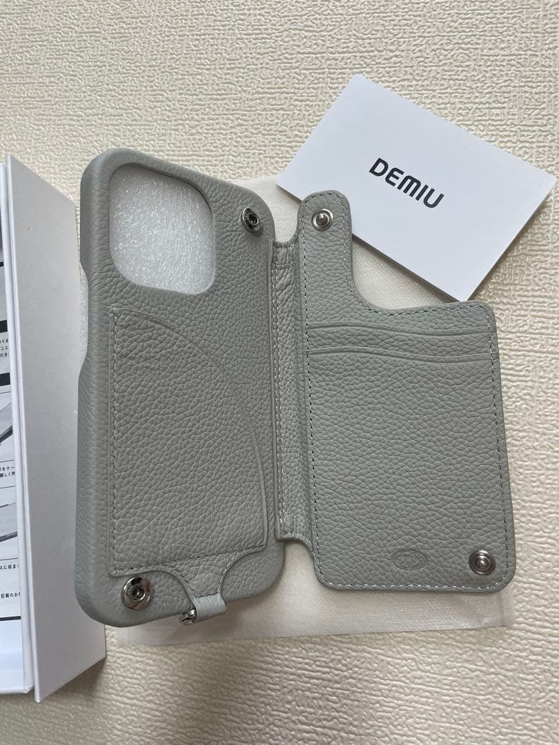 DEMIUデミュウ iPhone14Proアイフォン ケース パール？　グレー？
