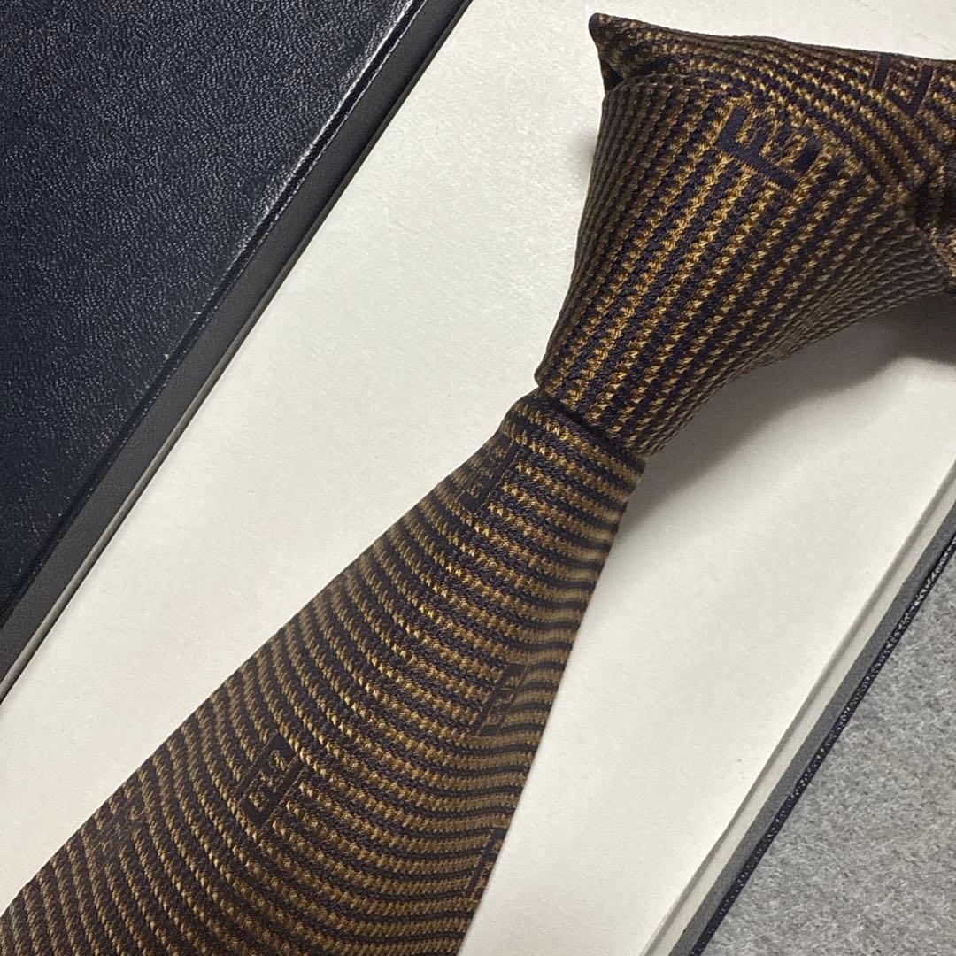 未使用タグ付　フェンディ　ネクタイ、ブルガリ　ネクタイ　二本