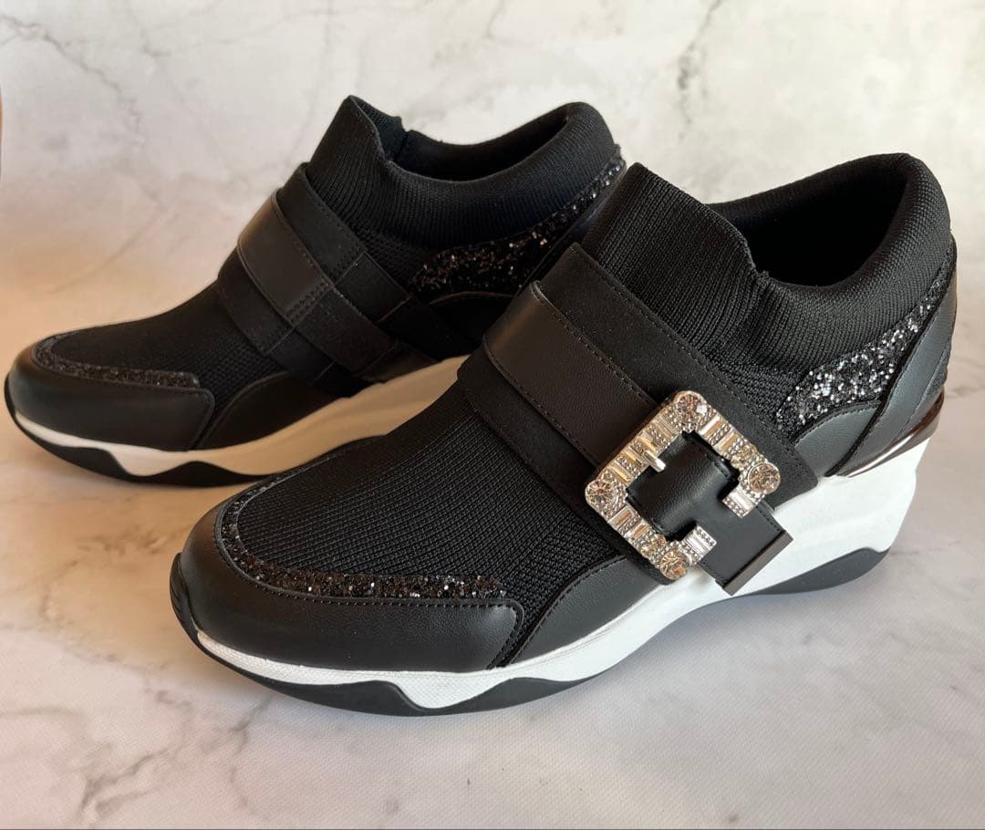 ティアラ☆ほぼ未使用☆+diana ビジュー ヒールアップスニーカー黒