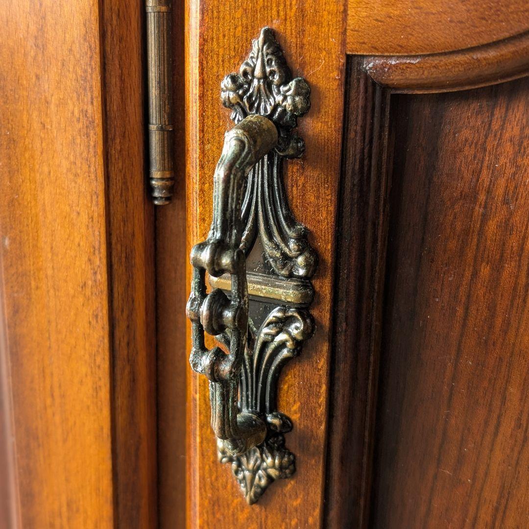 【古家具】カリモク家具 コロニアルシリーズのヴィンテージな食器棚　キッチンボード