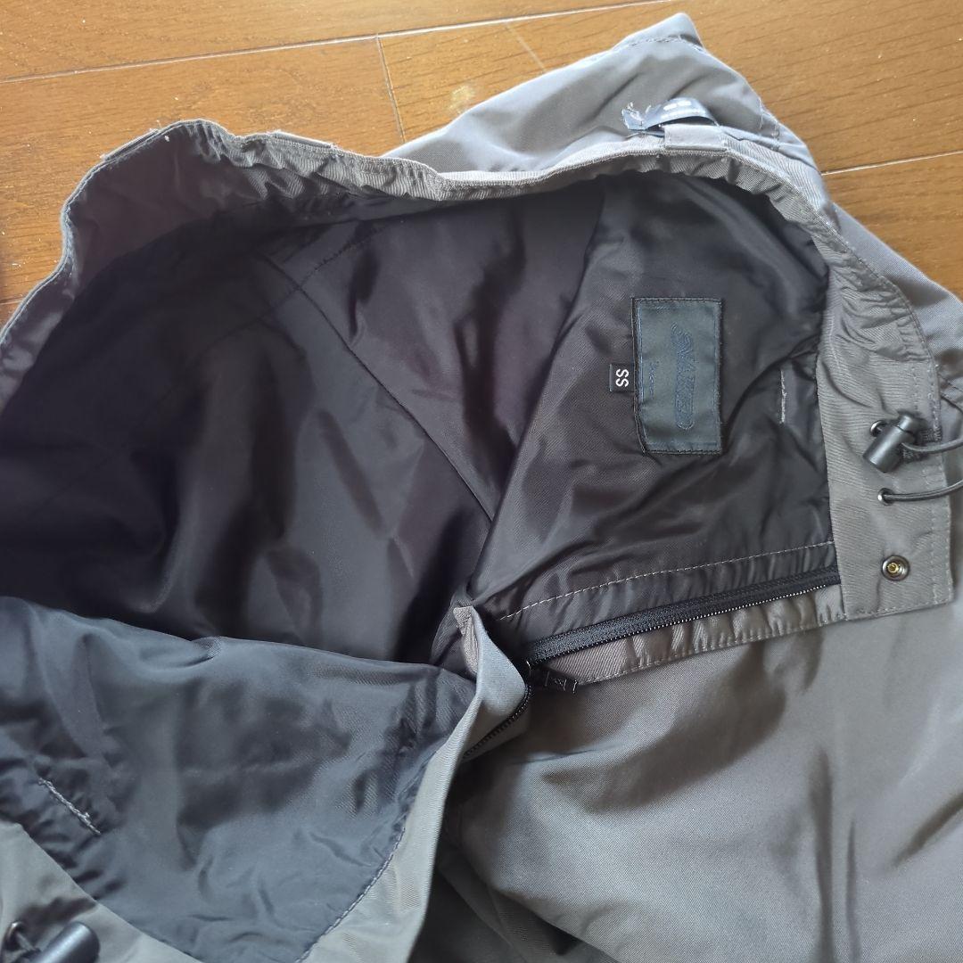 スノーボードウェア　ニット帽と膝当て付き