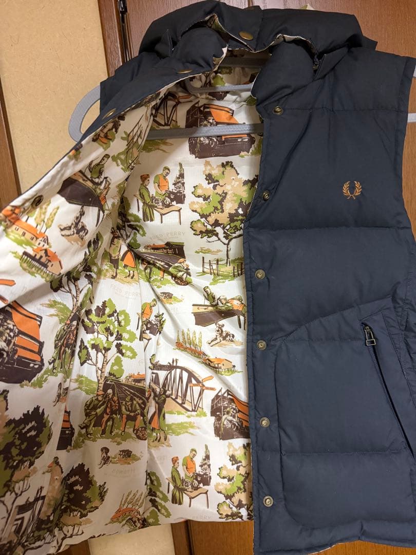 FRED PERRY フレッドペリー　フード付ダウンベスト　リバーシブル