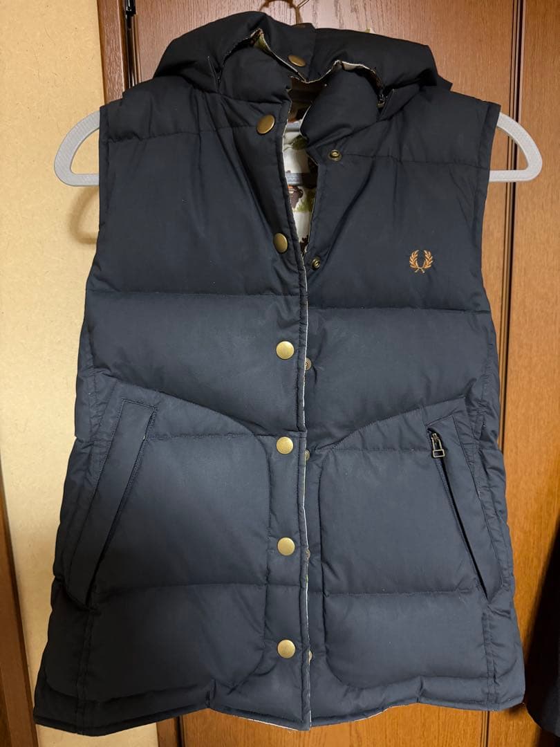 FRED PERRY フレッドペリー　フード付ダウンベスト　リバーシブル