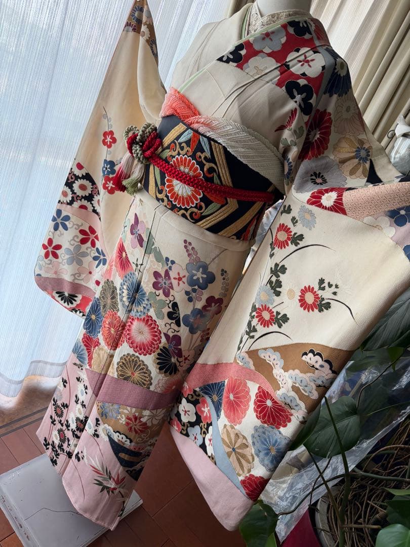 振袖フルセット ベージュホワイト 古典柄 金彩 手刺繍