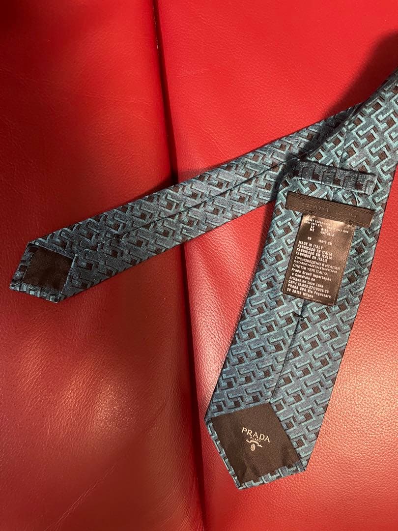 PRADA 幾何学模様 ネクタイ