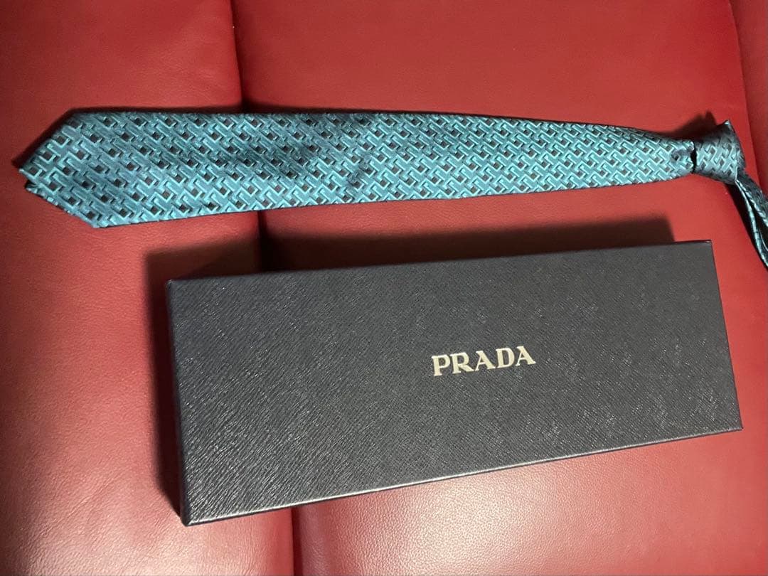 PRADA 幾何学模様 ネクタイ