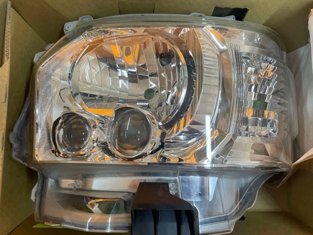 シ*ル様 ハイエース　コミューター　200系　7型　左ヘッドライト　GDH223