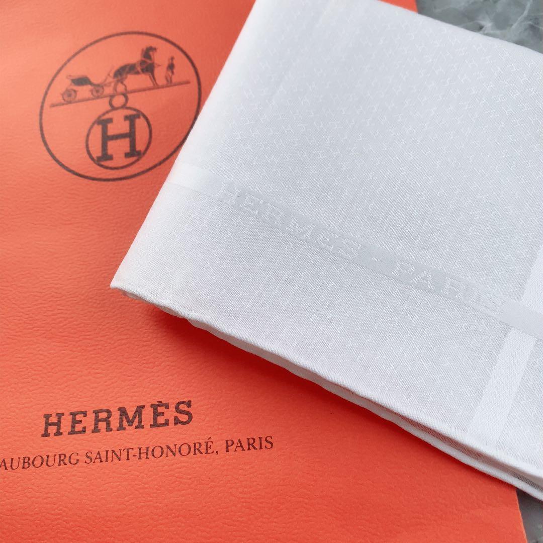 HERMES ポケットチーフ ハンカチーフ エルメス カレ ホワイト シルク